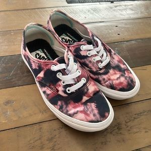 Women’s size 6 (4.5 men’s) pink dye style shoes.